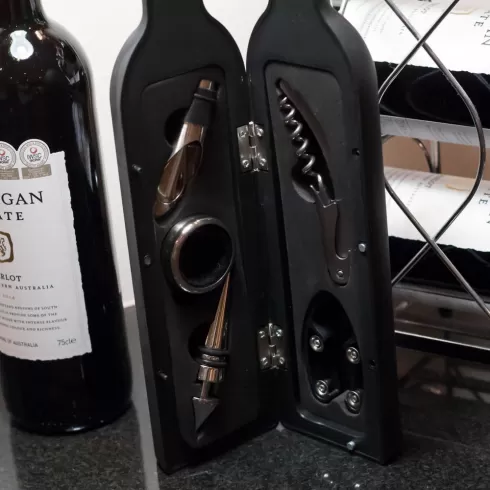 The Source Σετ Αξεσουάρ Κρασιού Sommelier 5 τμχ σε θήκη με σχήμα μπουκαλιού από ανοξείδωτο ατσάλι με μαγνητικό κλείσιμο 10462 #1